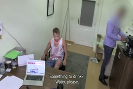 Videos de mujer jugando con el pene de su novio